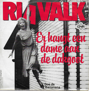 Ria Valk - Er hangt een dame aan de dakgoot